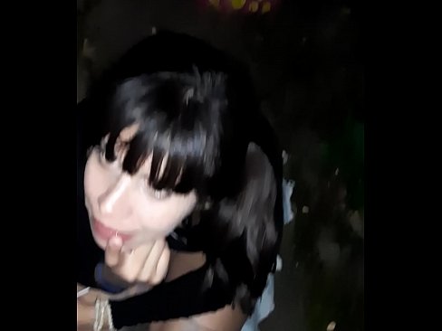 ❤️ Op der Strooss geschwollen Penis am Austausch fir Séissegkeeten ☑ Qualitéit Porno bei eis ❌