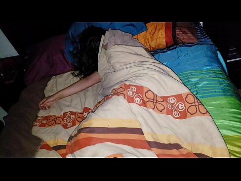 ❤️ Stiefson beréiert seng jonk Stéifmamm wärend hatt schléift. ☑ Qualitéit Porno bei eis ❌
